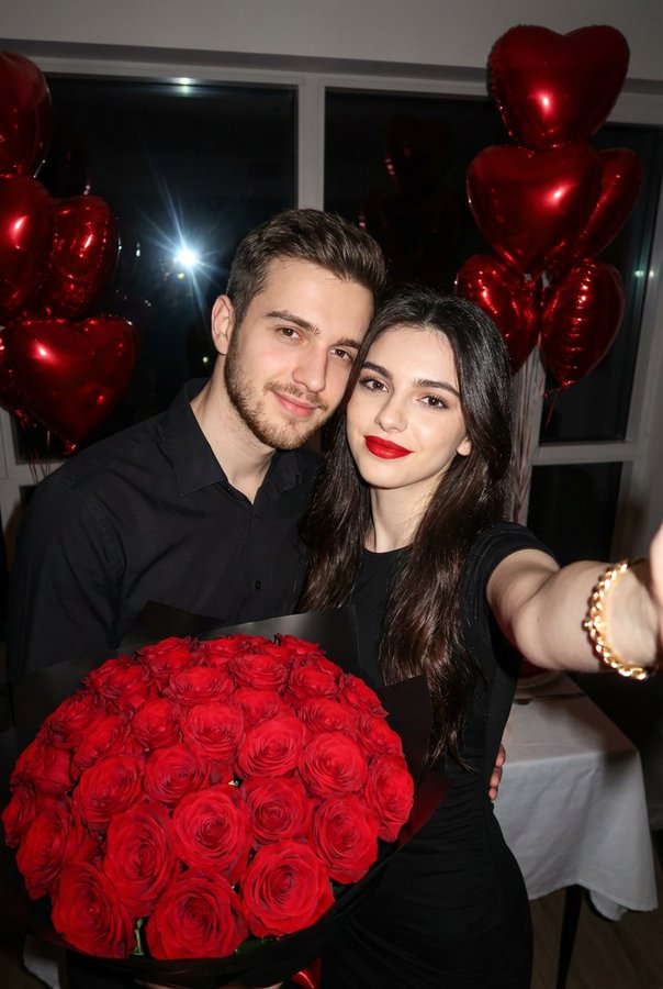 Night Red Roses Couple Selfie