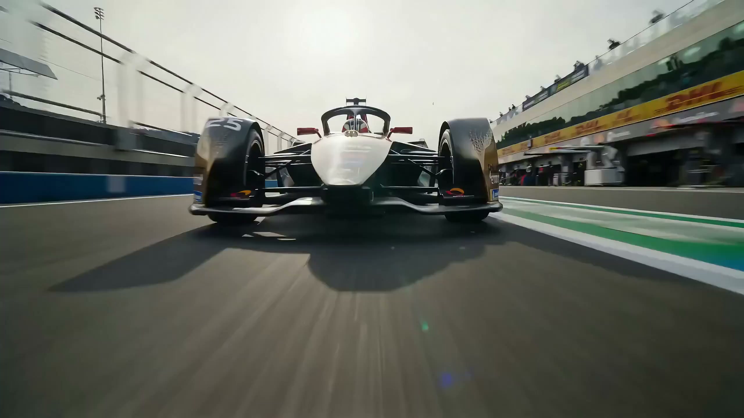 极速狂飙：电影级F1赛车进站实录