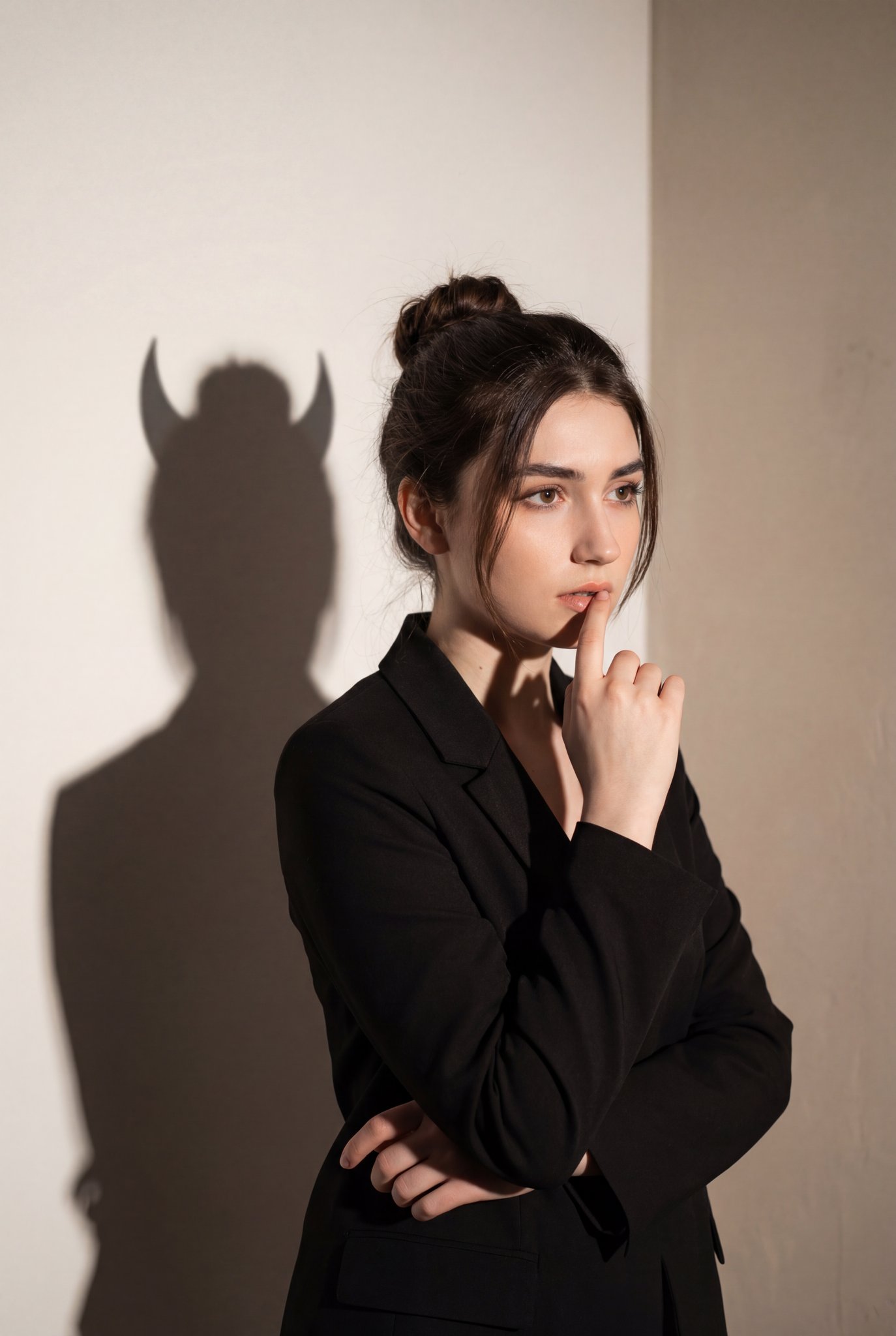黑衣女子与恶魔影迹的心理肖像